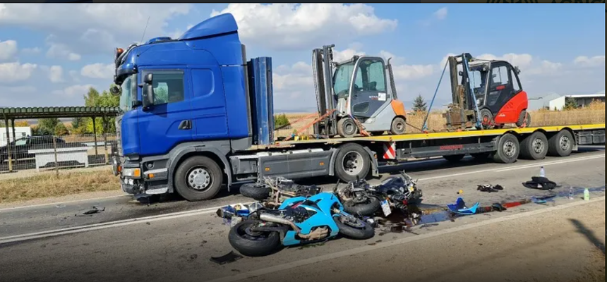 UPDATE - Accident grav în care au fost implicate un autotren, un autoturism şi trei motociclete, între  Braşov şi Târgu Secuiesc. Trei persoane rănite  / Cum s-a produs accidentul - FOTO
