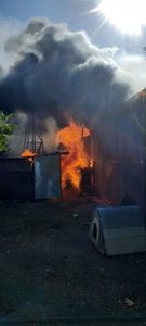 Neamţ: O hală a fost distrusă într-un incendiu. Au ars şi utilaje şi unelte agricole aflate în interior - FOTO
