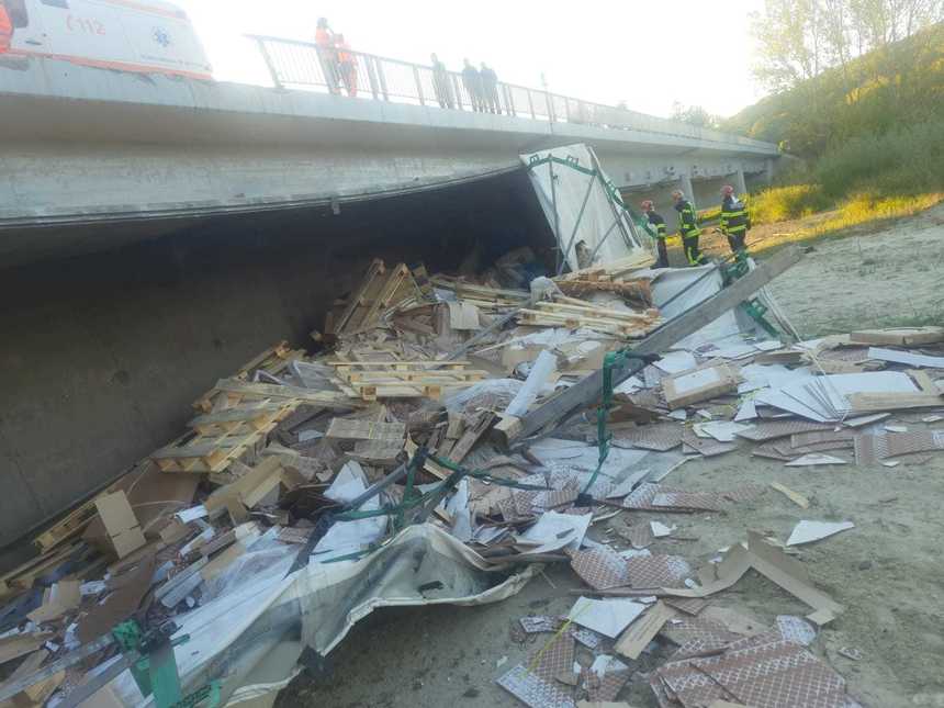 Vâlcea: Un TIR a căzut de pe pod, pe DN 7, după ce a lovit o betonieră / Şoferul a reuşit să iasă înainte de sosirea echipajelor de intervenţie / El primeşte îngrijirile medicilor