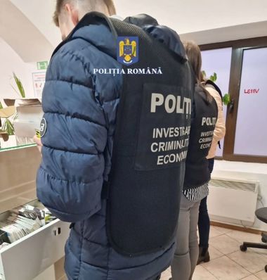 Prahova - Trei percheziţii, la domiciliile unor persoane şi la un magazin, în legătură cu vânzarea de accesorii pentru telefoane mobile inscripţionate cu însemnele unor mărci protejate
