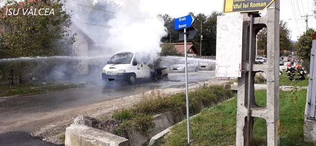 Vâlcea: Două persoane, transportate la spital după o explozie produsă la o autoutilitară încărcată cu produse folosite la marcajul rutier