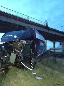 Brăila: Un camion a căzut de pe un pod situat pe DN 2B pe calea ferată, unde a rupt un stâlp/ Şoferul, transportat la spital/ Circulaţia feroviară, pe un singur fir