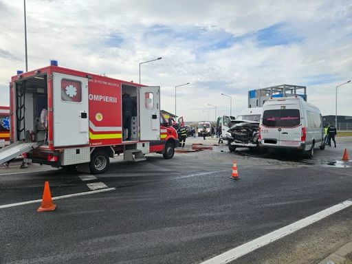 Două microbuze, implicate într-un accident, pe o stradă din Sibiu. 19 persoane, transportate la spital - FOTO