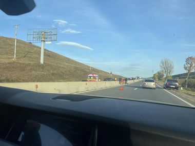 Circulaţie blocată pe DN1, între Cluj şi Turda, după ce un autoturism a lovit parapetul median a rămas blocat pe şosea. Şoferul este grav rănit
