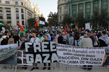 UPDATE - Miting organizat sâmbătă în Piaţa Universităţii de Asociaţia Comunităţii Palestiniene din România / Aproximativ 100 de persoane scandează „Free Palestine” - VIDEO, FOTO