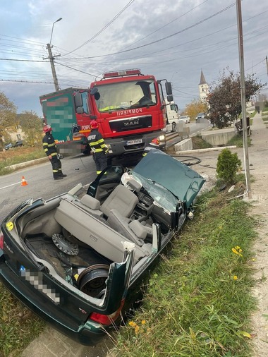 Dosar penal pentru vătămare corporală din culpă şi părăsirea locului accidentului după ce un şofer de TIR s-a angajat într-o depăşire riscantă, obligând astfel o femeie să iasă cu maşina de pe şosea, izbindu-se de un cap de pod