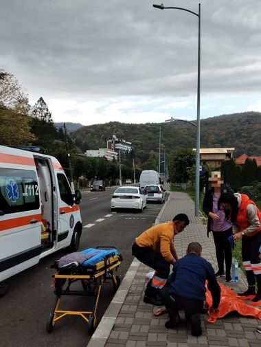 Poliţişti de la Imigrări au acordat primul ajutor unei femei care era căzută pe stradă, în judeţul Vâlcea / Sindicat: Cunoştinţele de prim ajutor pot face diferenţa în multe situaţii / La nivelul MAI aceste cursuri nu se efectuează în mod obligatoriu

