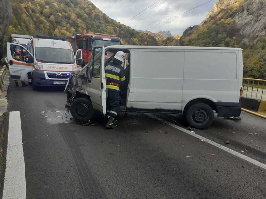 Traficul rutier pe DN 7 este blocat, în judeţul Vâlcea, în urma unui accident în care au fost implicate două TIR-uri şi un microbuz/ Două persoane, transportate la spital