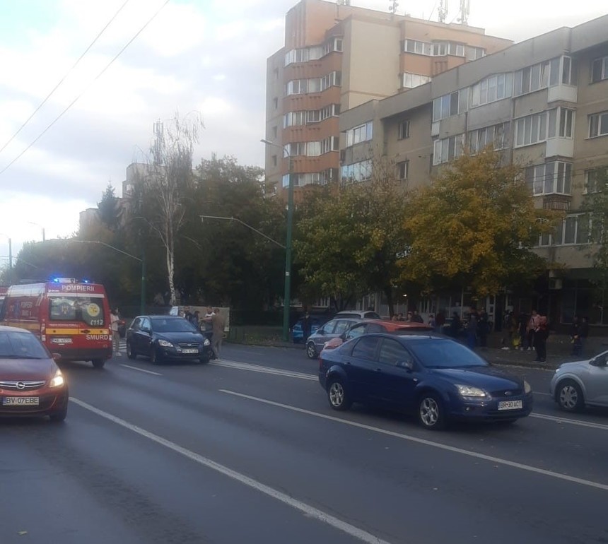 Doi adolescenţi, loviţi de un autovehicul pe o stradă din Braşov/ Martorii susţin că accidentul a avut loc pe trecerea pentru pietoni/ Unul dintre tineri este în comă