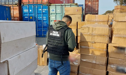 Poliţiştii de frontieră au descoperit 64.500 de pachete cu ţigări, susceptibile a fi contrafăcute, într-un container sosit din Pakistan în Portul Constanţa Sud / Marfa, în valoare de 1,3 milioane de lei, destinată unei firme din Ucraina