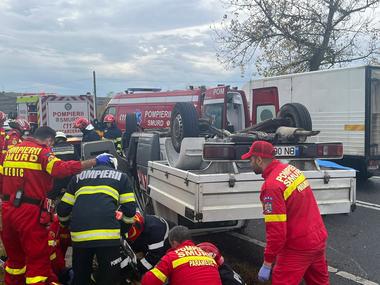 UPDATE - Bistriţa-Năsăud: Trei adolescente care circulau ca pietoni au fost rănite, după ce un microbuz s-a răsturnat / Şoferul a refuzat transportul la spital


