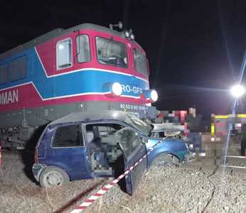Teleorman: O femeie a murit după ce maşina în care se afla a fost lovită de un tren marfar