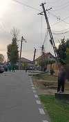 Cabluri electrice doborâte de un utilaj transportat pe o platformă, într-o comnună din Argeş - FOTO
