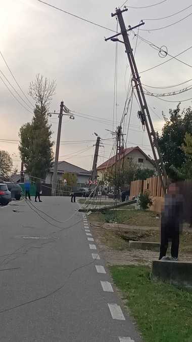 Cabluri electrice doborâte de un utilaj transportat pe o platformă, într-o comnună din Argeş - FOTO