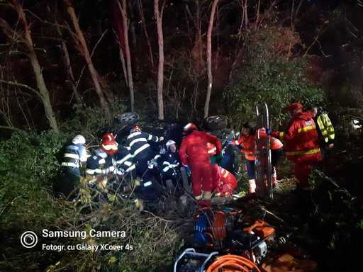 Timiş: Patru tineri cu vârste cuprinse între 14 şi 24 de ani, răniţi într-un accident rutier / Maşina în care se aflau s-a răsturnat / La volan era un tânăr cu permisul suspendat care băuse