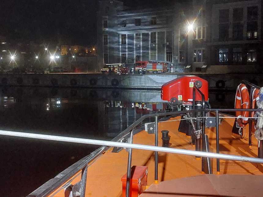Un echipaj ARSVOM a intervenit pentru preluarea unui muncitor care a căzut de pe o macara, în dana de gabare a Portului Constanţa