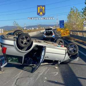 Trafic restricţionat pe Centura ocolitoare a municipiului Braşov, din cauza unui accident rutier / O maşină s-a răsturnat, două persoane fiind evaluate medical