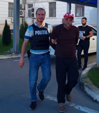 Bărbat cercetat de poliţişti, după ce a dat foc mai multor pubele din Constanţa / El a fost reţinut

