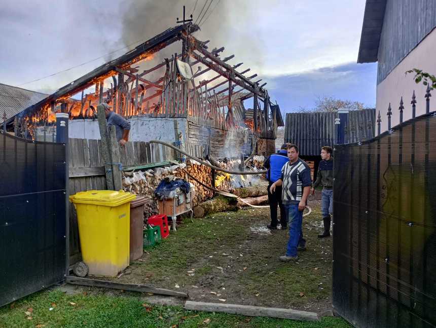 Bistriţa-Năsăud: Casă distrusă de un incendiu provocat de un copil care s-a jucat cu o brichetă - FOTO
