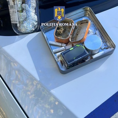 Braşov: Un bărbat a fost prins la volan, deşi nu avea dreptul de a conduce / A fost testat pozitiv la substanţe interzise, iar în maşină s-au găsit droguri

