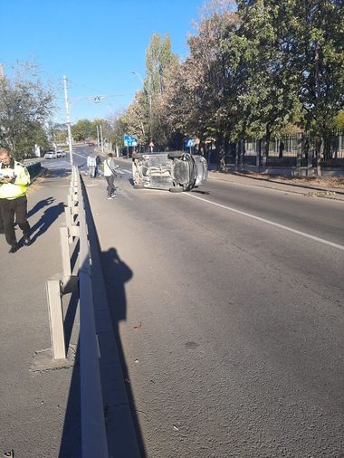 Galaţi - Două femei au fost lovite de o maşină pe trecerea de pietoni, ulterior, autovehiculul răsturnându-se - FOTO