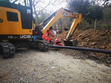 UPDATE - Argeş: Bărbat prins sub un mal de pământ, în timp ce lucra la o reţea de canalizare. El a fost resuscitat, fiind preluat de un elicopter SMURD