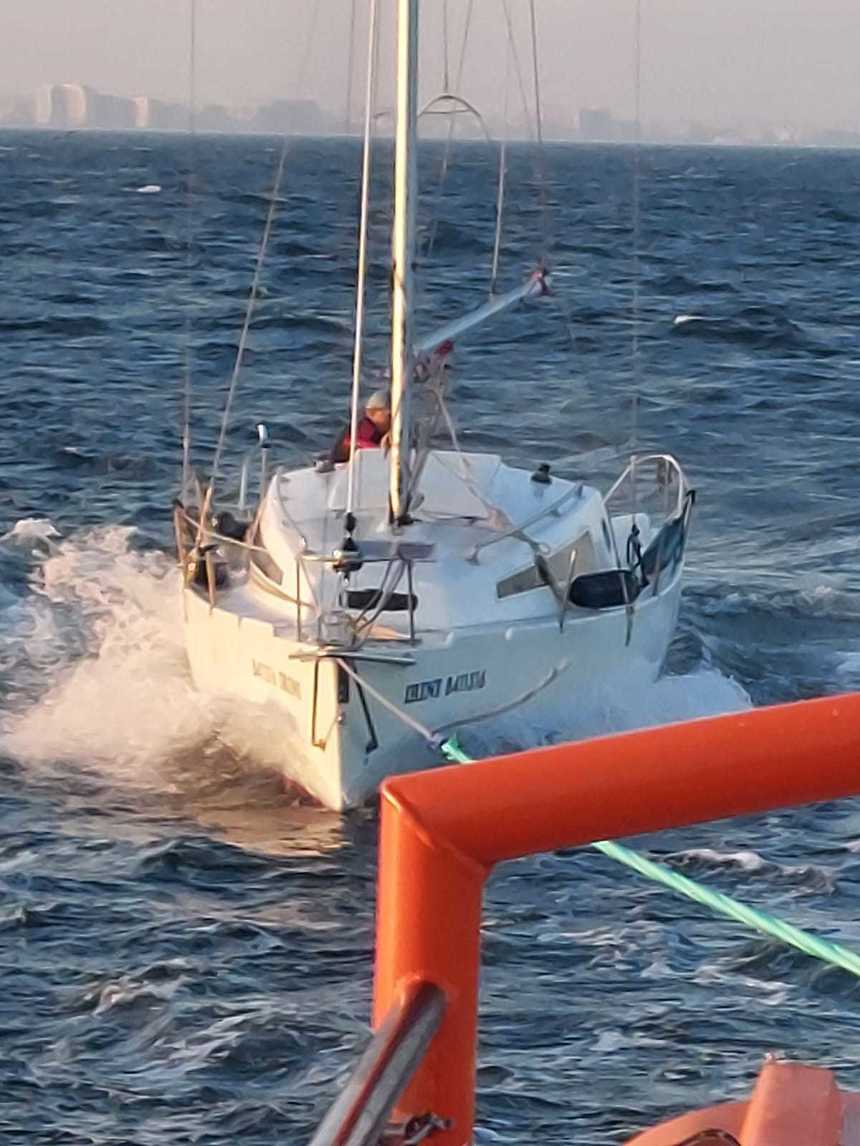 Ambarcaţiune în imposibilitatea de a se mai deplasa pe mare, din cauză că suportul cârmei se rupsese / Un echipaj ARSVOM a intervenit pentru salvarea a două persoane