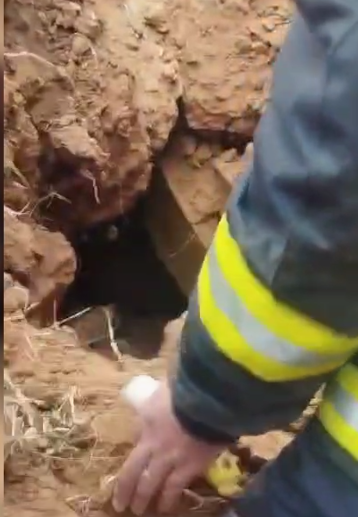 Olt: Poliţiştii au deschis dosar penal în urma surpării malului de pământ care a ucis o persoană şi a rănit alta