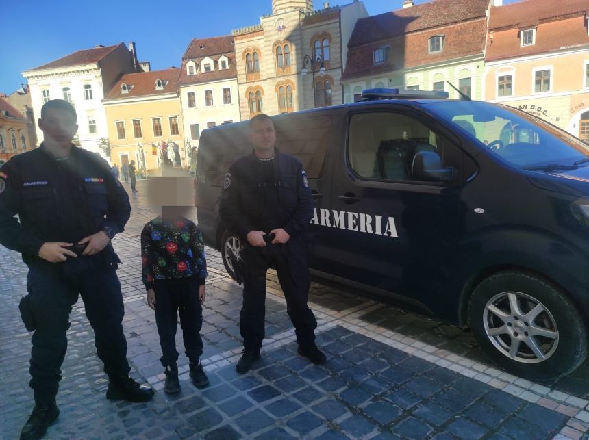 Un copil de 7 ani, aflat în excursie, s-a rătăcit de grup. Mama unui băieţel cu care copilul rătăcit se juca a semnalat unor jandarmi că cel mic se află în Piaţa Sfatului de zeci de minute, fără a fi însoţit - FOTO
