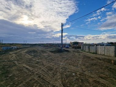 Buzău - Pompierii intervin după ce un utilaj a lovit o ţeavă de gaze pe o stradă din Râmnicu Sărat. Mai multe persoane au fost evacuate