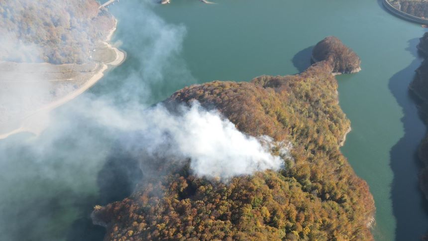 Prahova: 20 de pompieri intervin din nou în zona barajului Paltinu, pentru stingerea incendiului izbucnit în pădure în urmă cu o zi
