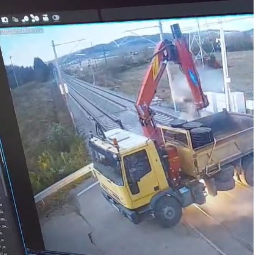 Dificultăţi în circulaţia trenurilor între Dumbrăveni şi Mediaş, după ce un utilaj cu braţ hidraulic a rupt firele de contact de la o trecerea la nivel cu calea ferată - VIDEO, FOTO
