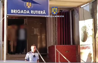 UPDATE - Tânăr care s-a urcat băut la volan, deşi avea permisul anulat, reţinut de poliţişti / A intrat în coliziune cu gardul de protecţie ce separă liniile de tramvai pe Şoseaua Virtuţii şi s-a răsturnat / Infracţiuni comise din 2015 - VIDEO