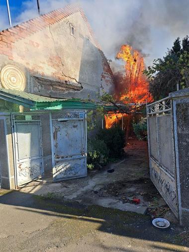 Un bărbat din Curtici, salvat din incendiu de poliţişti şi luptătiri SAS care au văzut focul în timp ce se îndreptau spre un apel 112 / Din încăpere a fost scoasă la timp şi o butelie / Proprietarul casei, transportat la spital