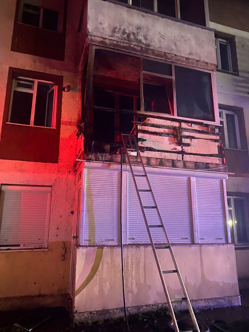 Neamţ: 20 de persoane s-au autoevacuat dintr-un bloc după un incendiu izbucnit în balconul unui apartament / Nu au fost persoane rănite / Focul ar fi fost pus intenţionat - FOTO
