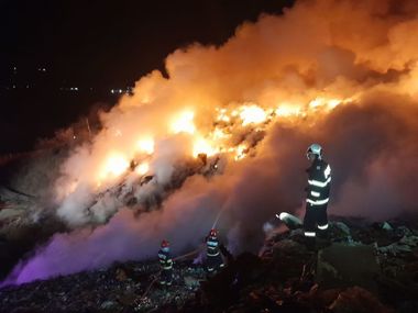 Prahova: Măsurătorile realizate de autorităţile de mediu arată depăşiri la indicatorul particule în suspensie-PM10 în mai multe zone, în urma incendiului de la groapa de gunoi de lângă Ploieşti. Acţiunea pompierilor continuă
