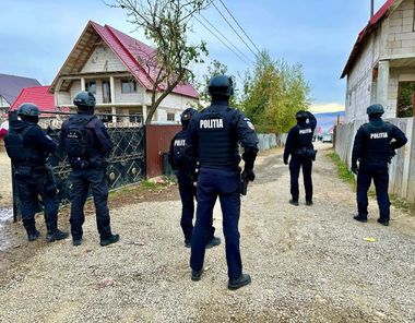 Bacău: Două femei şi un bărbat, reţinuţi după ce au aruncat cu pietre în maşinile de poliţie. Suspecţii au devenit violenţi în momentul în care poliţiştii au mers să pună în aplicare un mandat de arestare - FOTO, VIDEO
