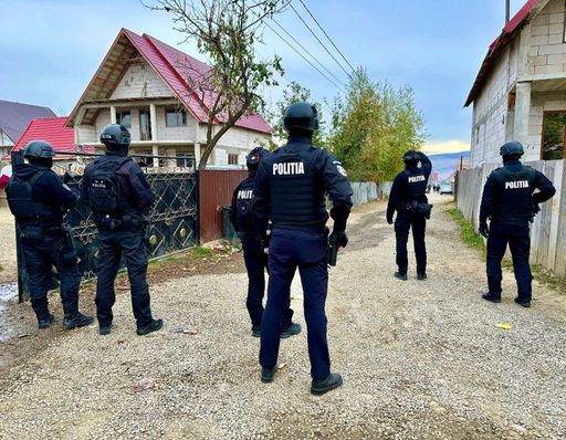 Bacău: Două femei şi un bărbat, reţinuţi după ce au aruncat cu pietre în maşinile de poliţie. Suspecţii au devenit violenţi în momentul în care poliţiştii au mers să pună în aplicare un mandat de arestare - FOTO, VIDEO

