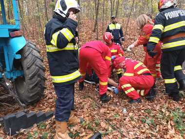 Neamţ: Tată şi fiu, prinşi sub un tractor care s-a răsturnat în pădure în timp ce transportau lemne / Victimele au fost duse la spital