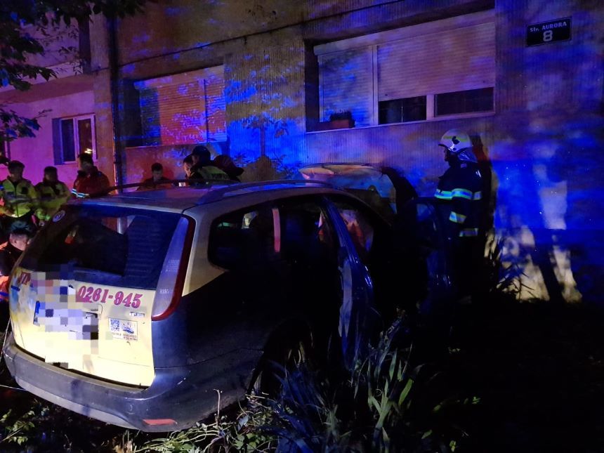 Satu Mare: Un client a furat maşina unui taximetrist şi s-a izbit violent cu aceasta de zidul unui bloc. În urma accidentului, bărbatul a murit - FOTO
