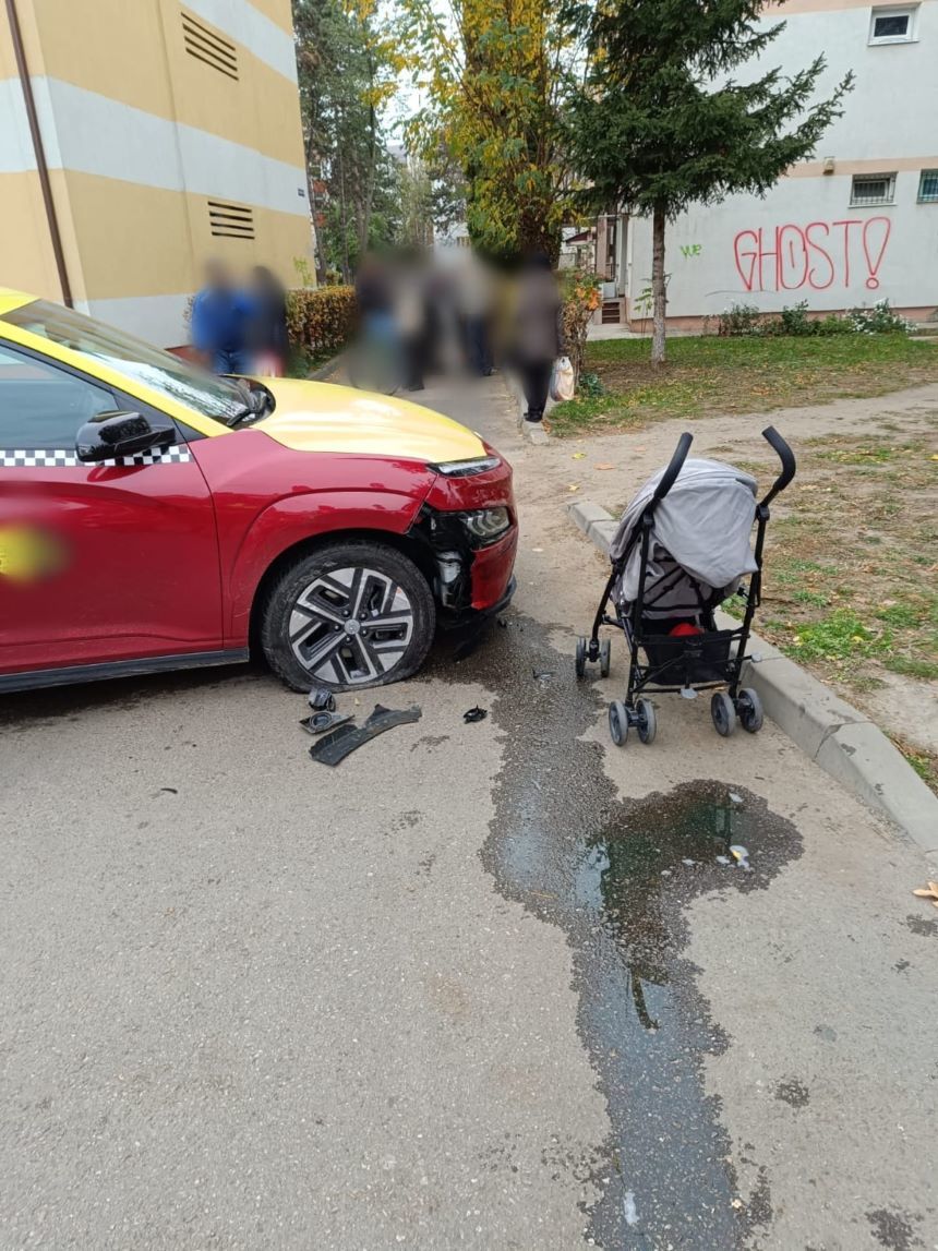 Suceava: O femeie şi un copil mic, răniţi după ce două maşini s-au ciocnit, iar una dintre acestea a ricoşat pe trotuar, în municipiul Rădăuţi - FOTO
