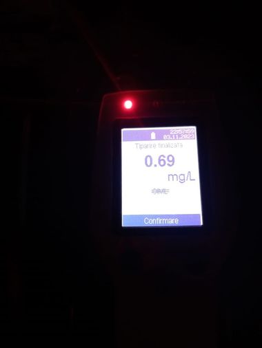 Dolj: Un adolescent beat şi, conform testelor rapide, drogat, a furat un autoturism şi a plecat la volanul acestuia 
