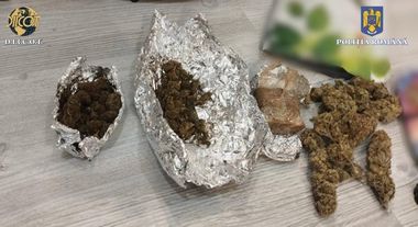 Iaşi: Patru traficanţi de droguri, arestaţi preventiv. Ei sunt suspectaţi că vindeau stupefiante inclusiv elevilor de liceu, livrând marfa personal, la petrecerile la care tinerii participau
