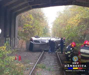 Accident spectaculos în judeţul Dâmboviţa: Un autoturism a ajuns pe calea ferată, după ce a căzut de pe un pod. Traficul feroviar este oprit - FOTO
