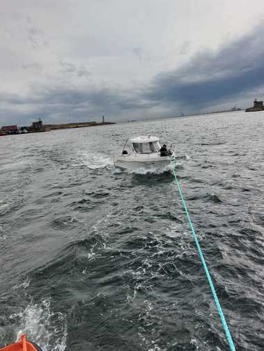 Un echipaj al Agenţiei Române de Salvare a Vieţii Omeneşti pe Mare a intervenit pentru a ajuta un bărbat care se afla într-o ambarcaţiune pe mare, iar acesteia i se stricase motorul 
