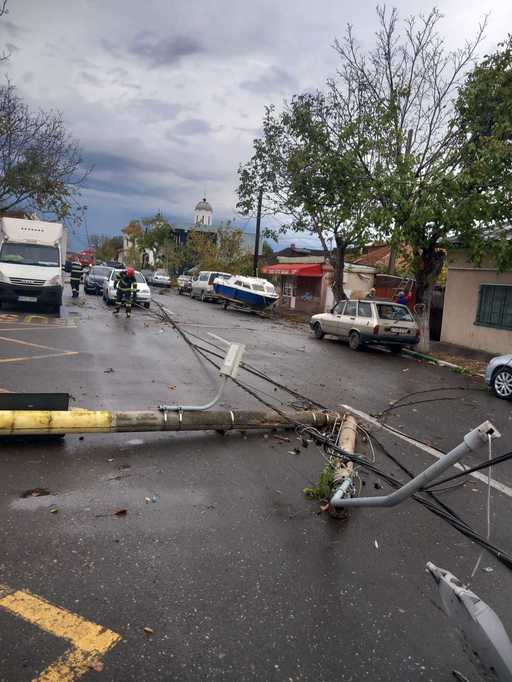 Constanţa: Peste 35 de apeluri la 112, în urma unei furtuni puternice / Au fost copaci căzuţi pe carosabil, stâlpi de electricitate afectaţi / Judeţul s-a aflat sub cod portocaliu de vreme rea 
