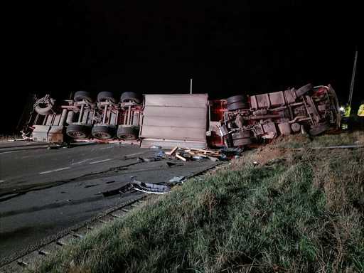 Suceava: DN 2 – E 85, blocat în din cauza unui accident rutier în urma căruia un TIR încărcat cu OSB s-a răsturnat

