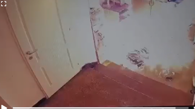 Procurori: Bărbatul care şi-a incendiat mătuşa în scara unui bloc din Bucureşti a premeditat fapta / Anterior, el cumpărase 5 litri de benzină de la o staţie de carburant / Este acuzat de omor calificat, săvârşit cu premeditare şi prin cruzimi

