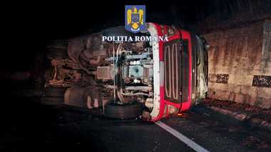 Braşov: Cisternă încărcată cu combustibil termic, răsturnată pe DN 13/ Traficul este blocat/ Poliţia recomandă şoferilor rute alternative