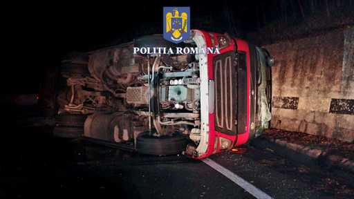 Braşov: Cisternă încărcată cu combustibil termic, răsturnată pe DN 13/ Traficul este blocat/ Poliţia recomandă şoferilor rute alternative